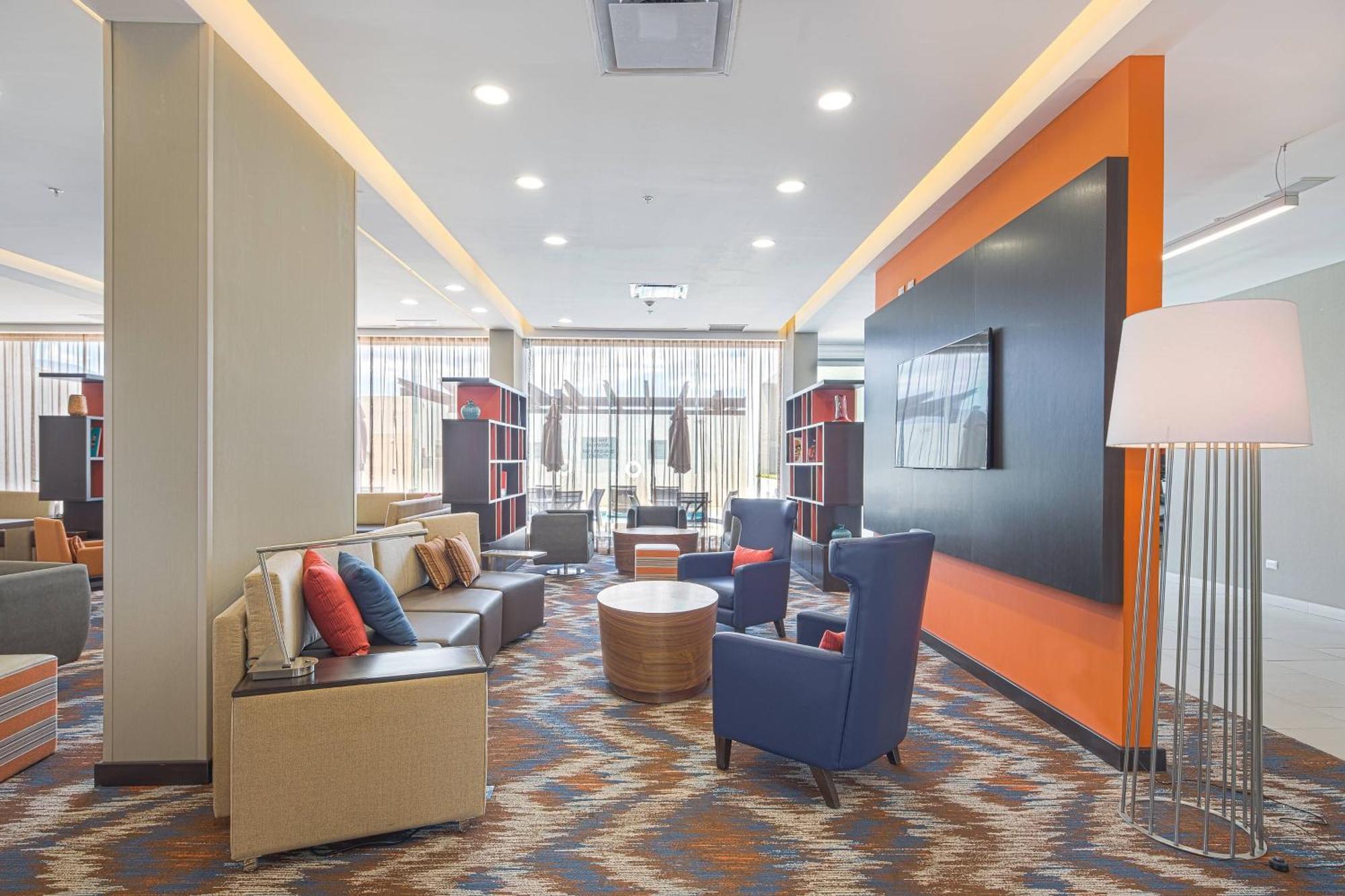 Courtyard By Marriott Saltillo Bagian luar foto