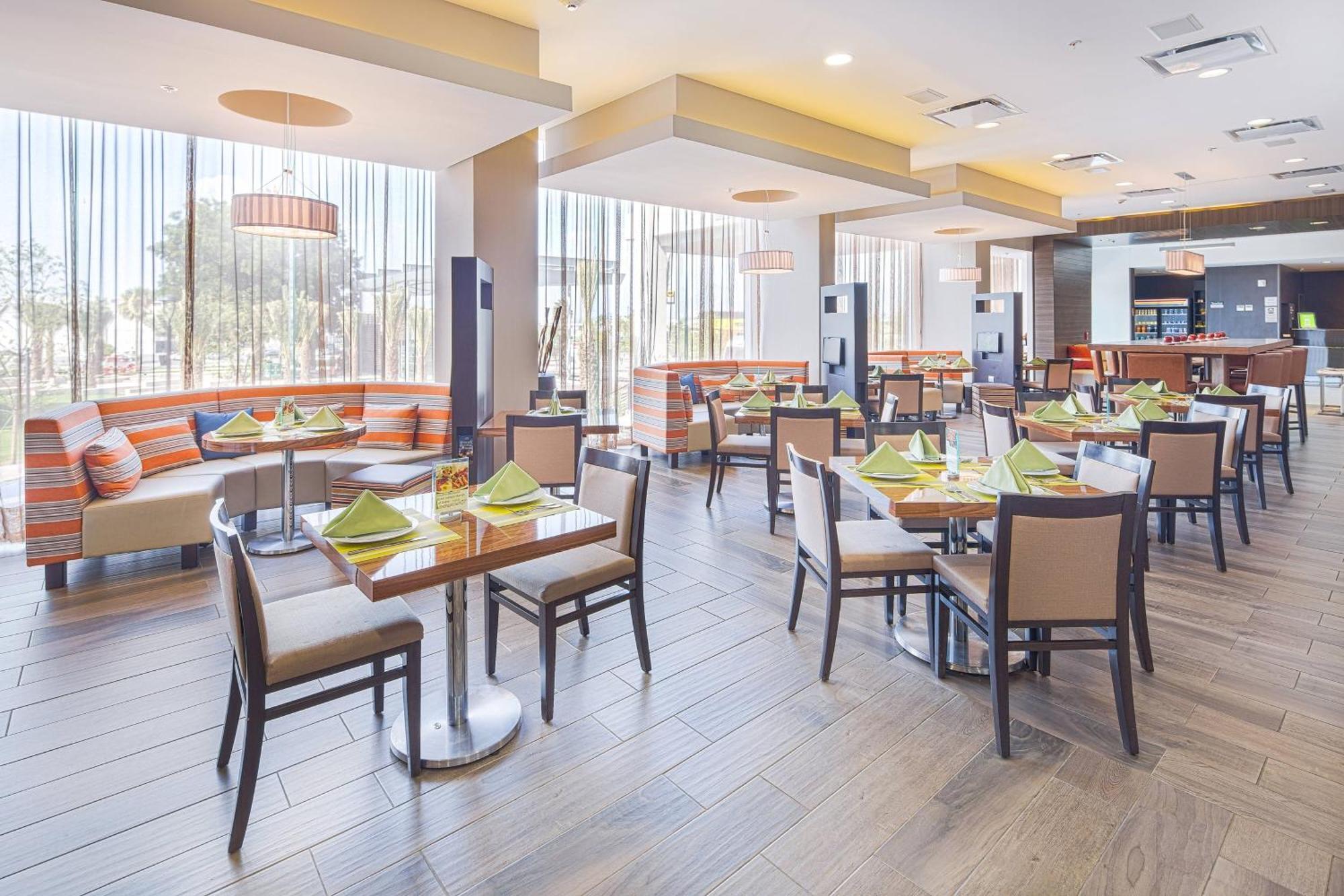 Courtyard By Marriott Saltillo Bagian luar foto