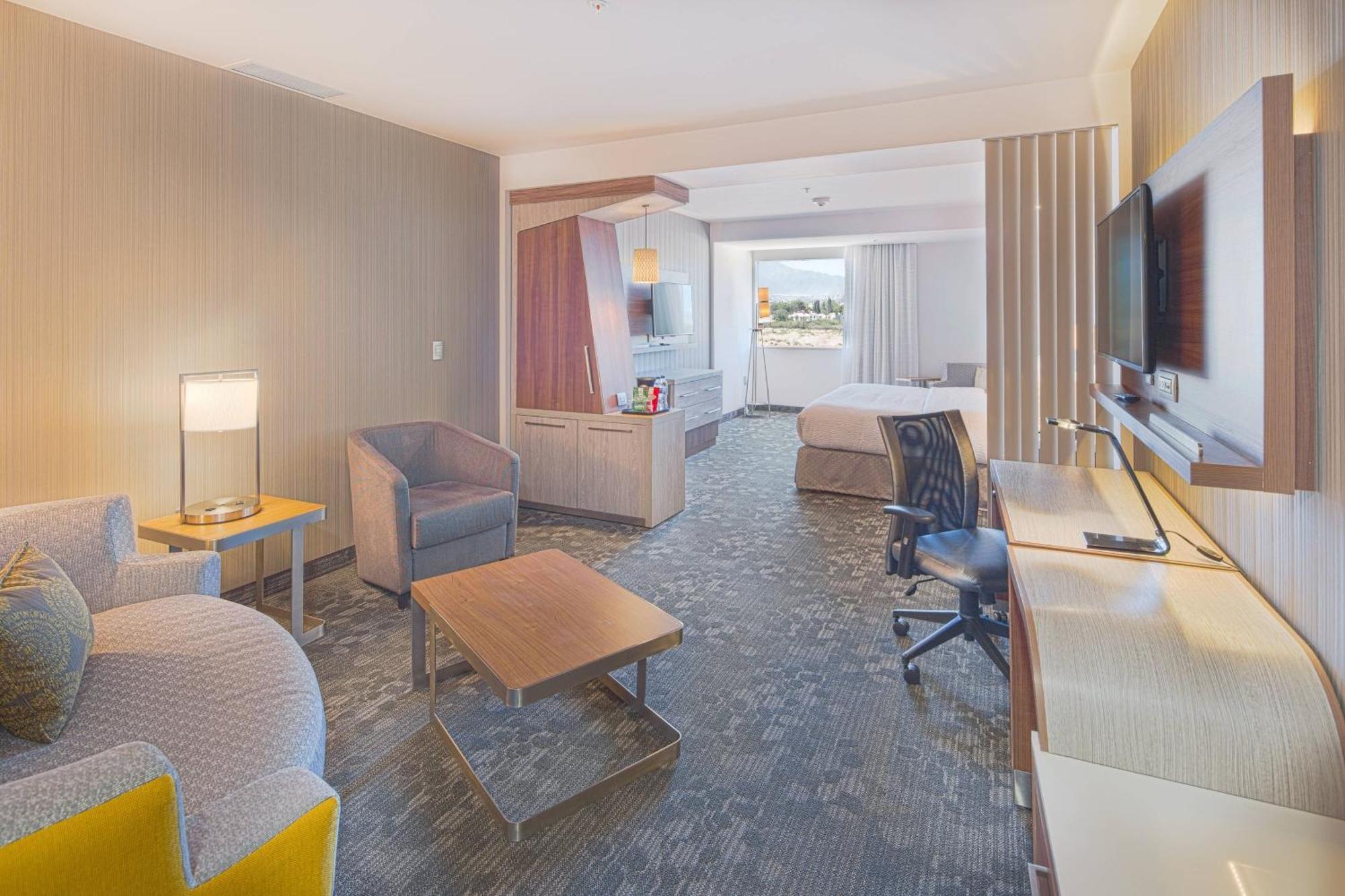 Courtyard By Marriott Saltillo Bagian luar foto