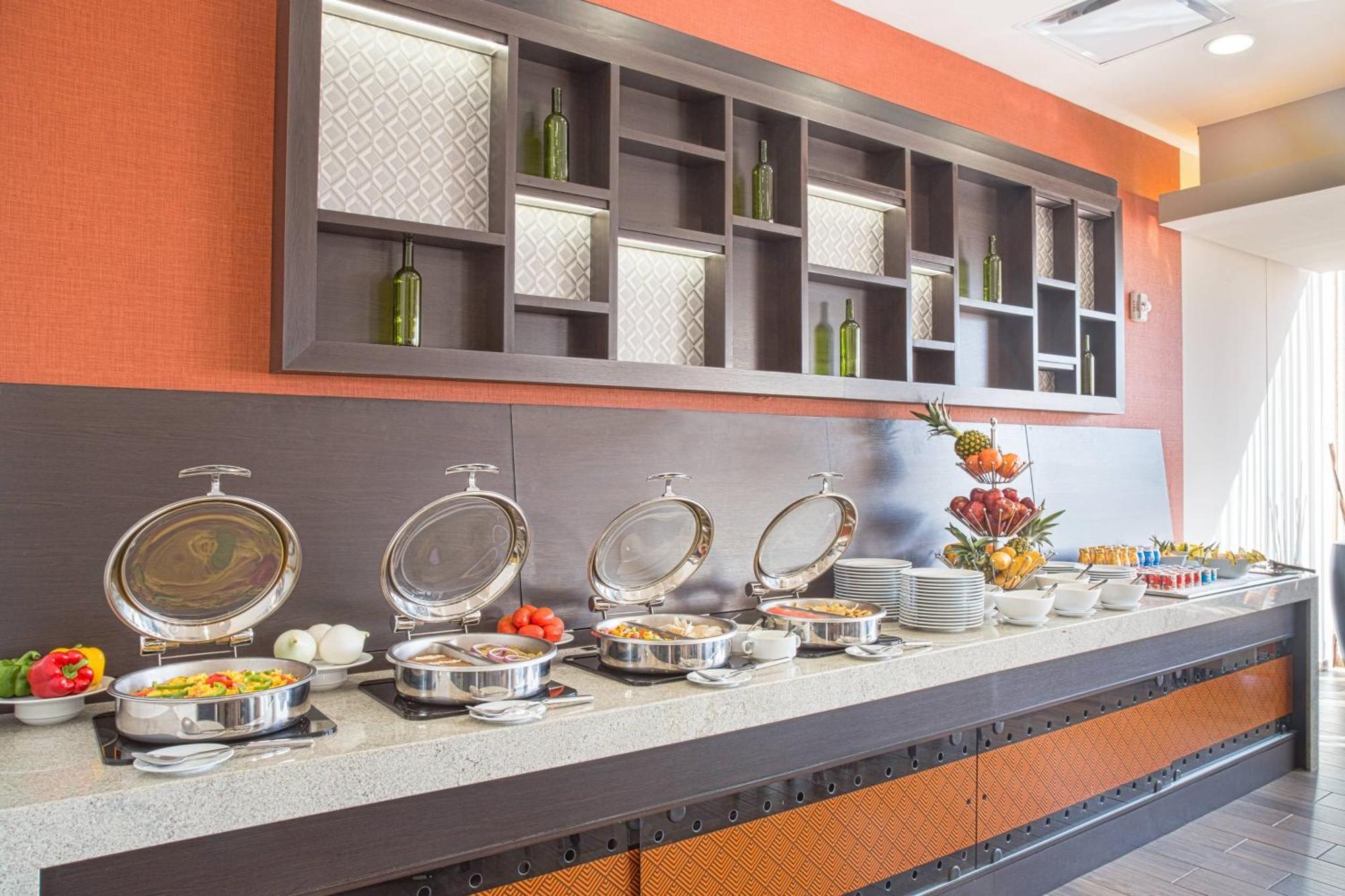Courtyard By Marriott Saltillo Bagian luar foto