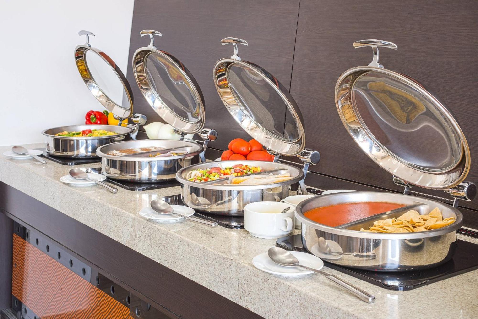 Courtyard By Marriott Saltillo Bagian luar foto