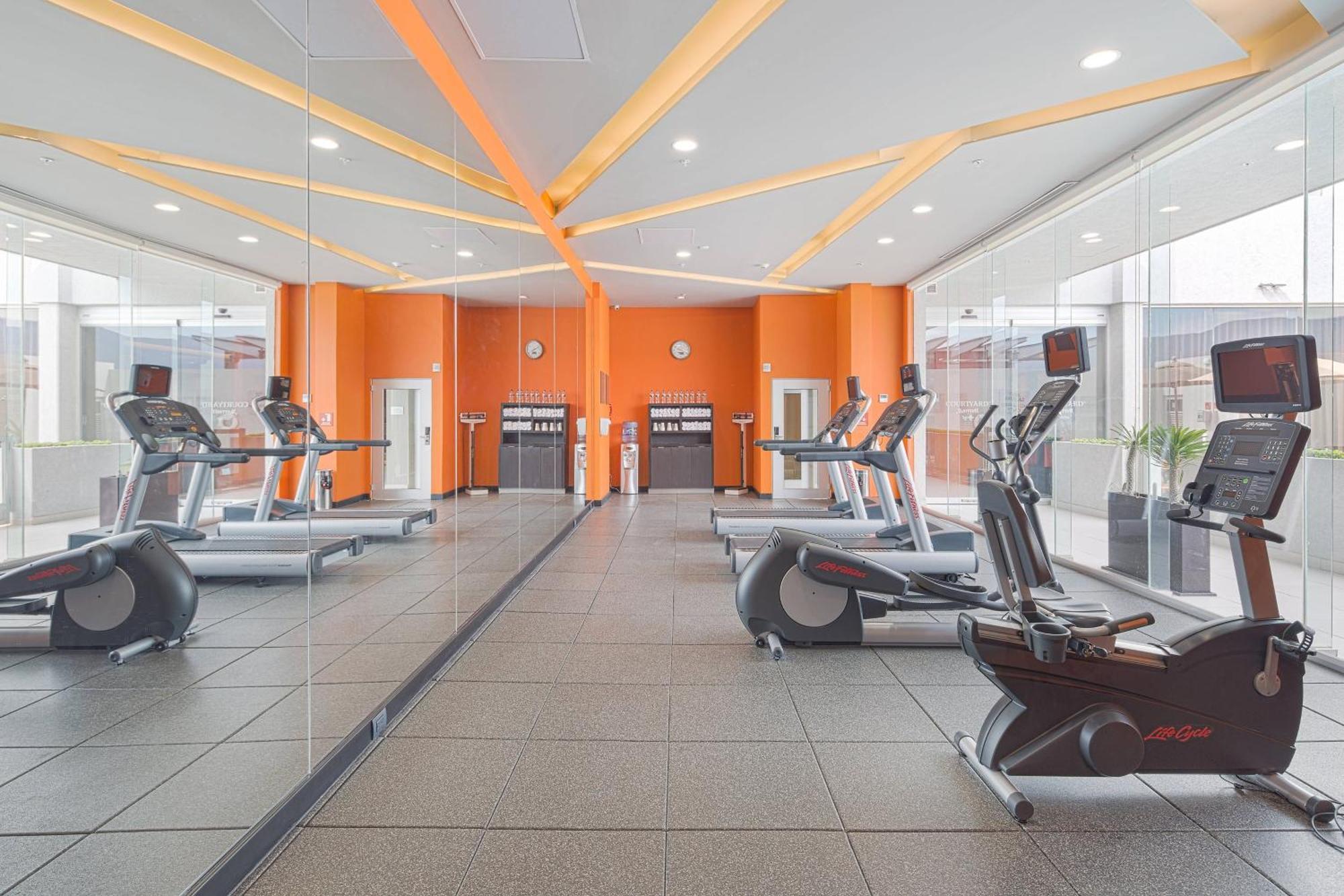 Courtyard By Marriott Saltillo Bagian luar foto