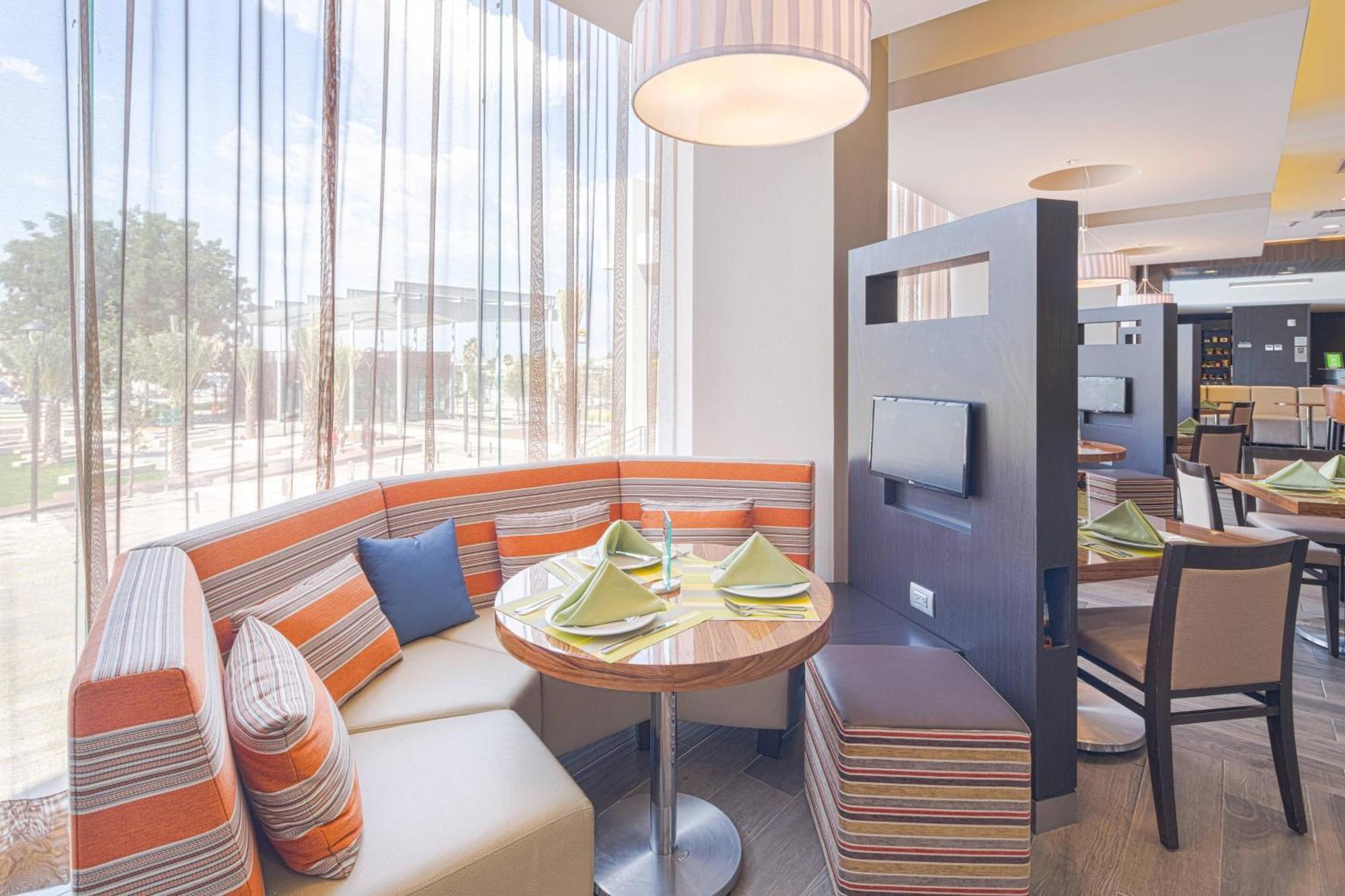 Courtyard By Marriott Saltillo Bagian luar foto