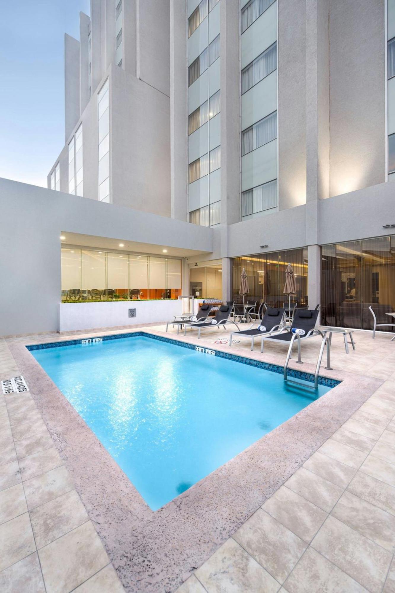 Courtyard By Marriott Saltillo Bagian luar foto