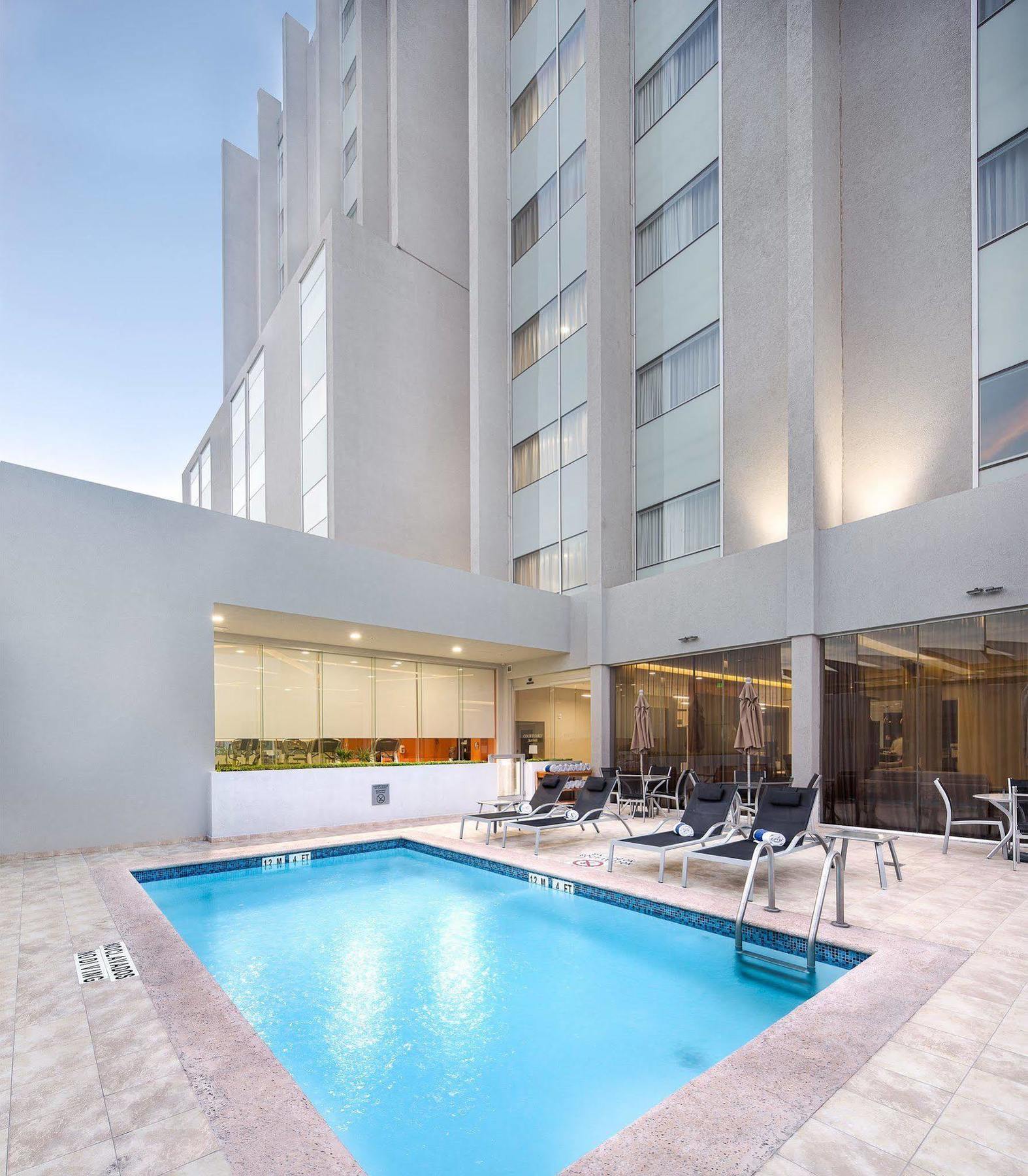 Courtyard By Marriott Saltillo Bagian luar foto